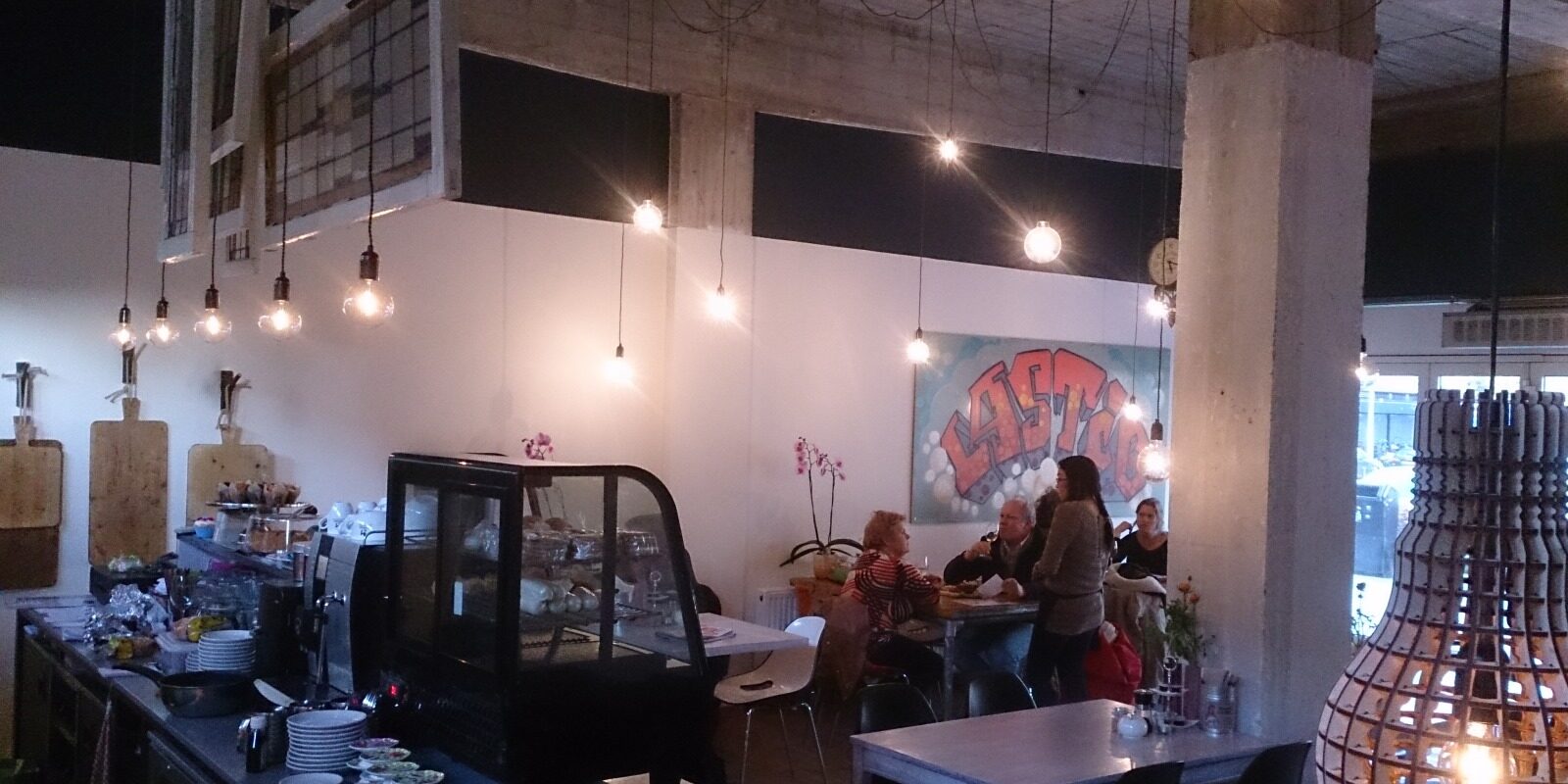 De bar en de lunchroom bij avondlicht