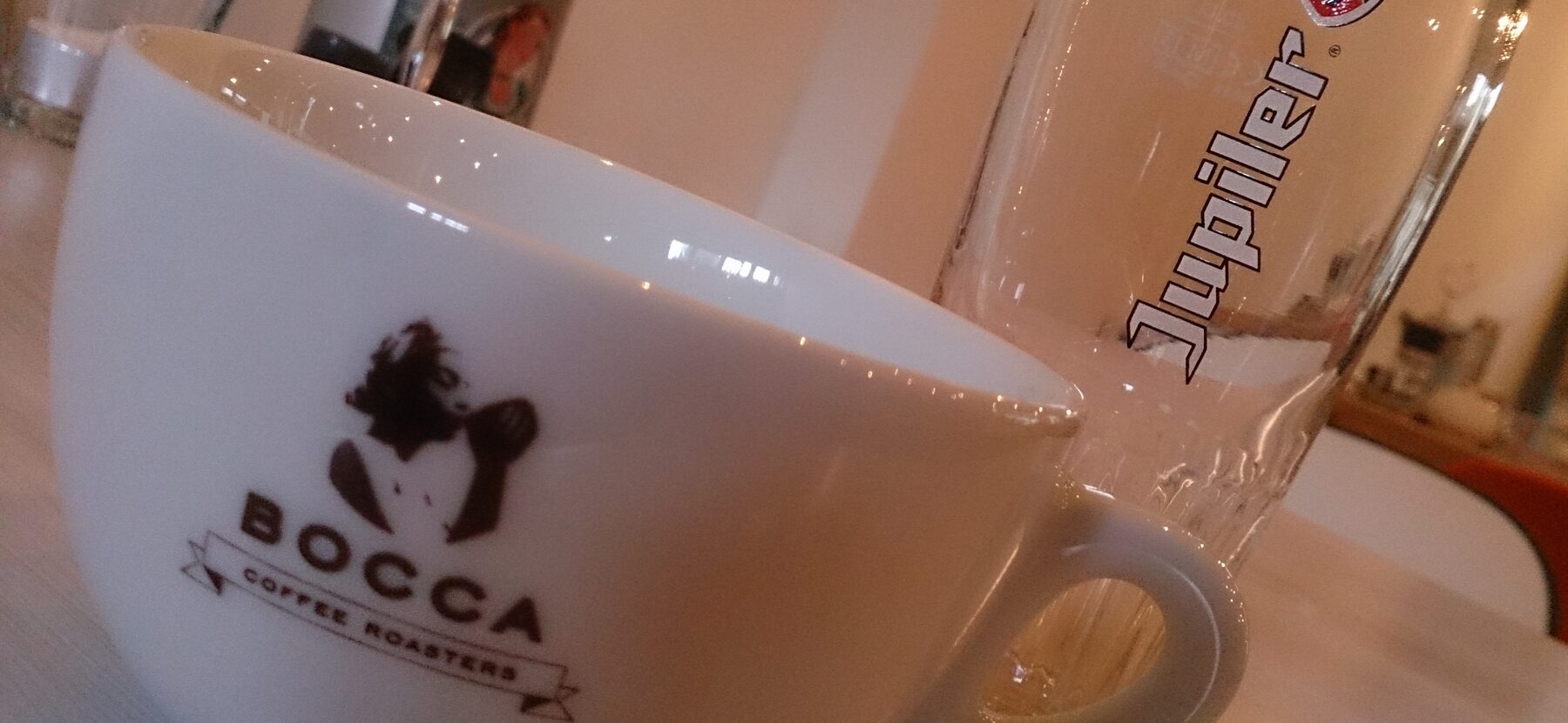 Kop koffie van Bocca naast een glas Jupiler