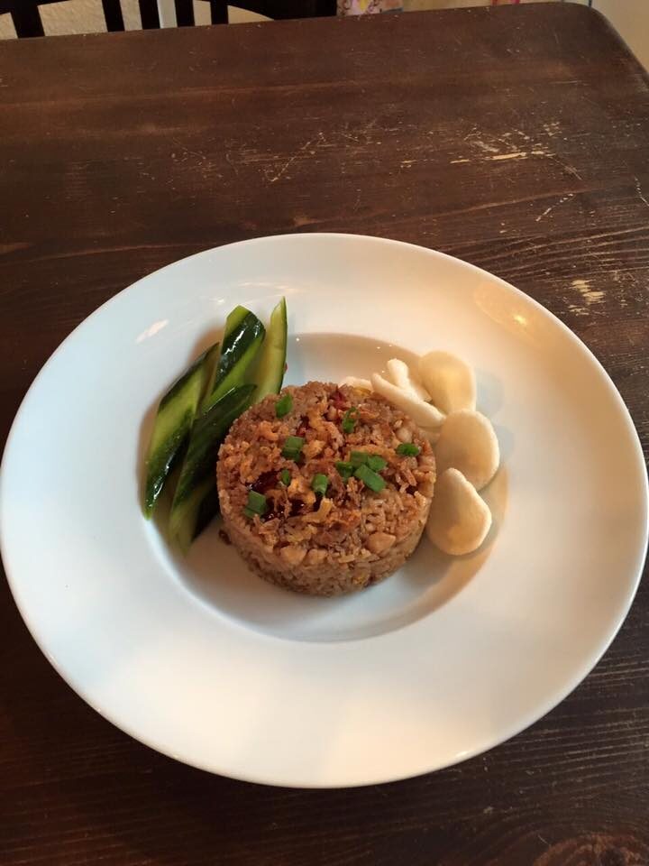 Mama's nasi goreng op een wit bord