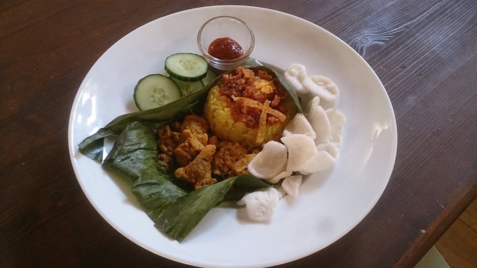 Nasi kuning met vlees, komkommer en kroepoek