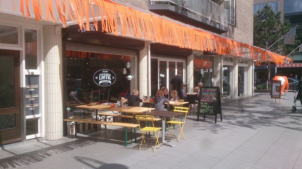 Terras in de zon onder de oranje luifel