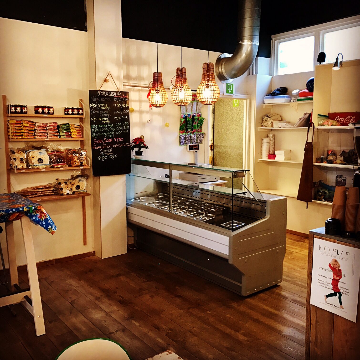 De toko-hoek met vitrine en schappen