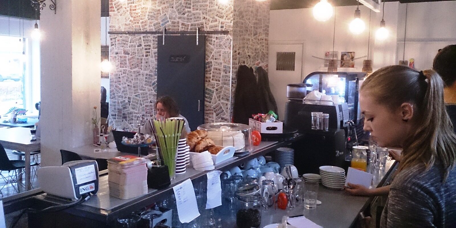 De toonbank met taarten en koffie